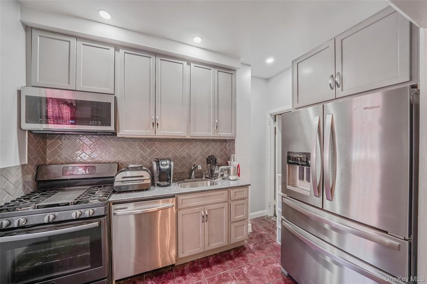 The Canarsie Brick Townhome. This well maintained townshouse has - photo 7
