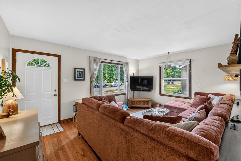 Charming 2BR ranch in the heart of St. Francis! Moments from the - photo 3