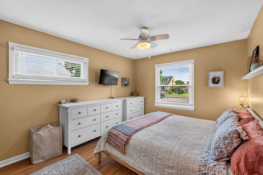 Charming 2BR ranch in the heart of St. Francis! Moments from the - photo 6