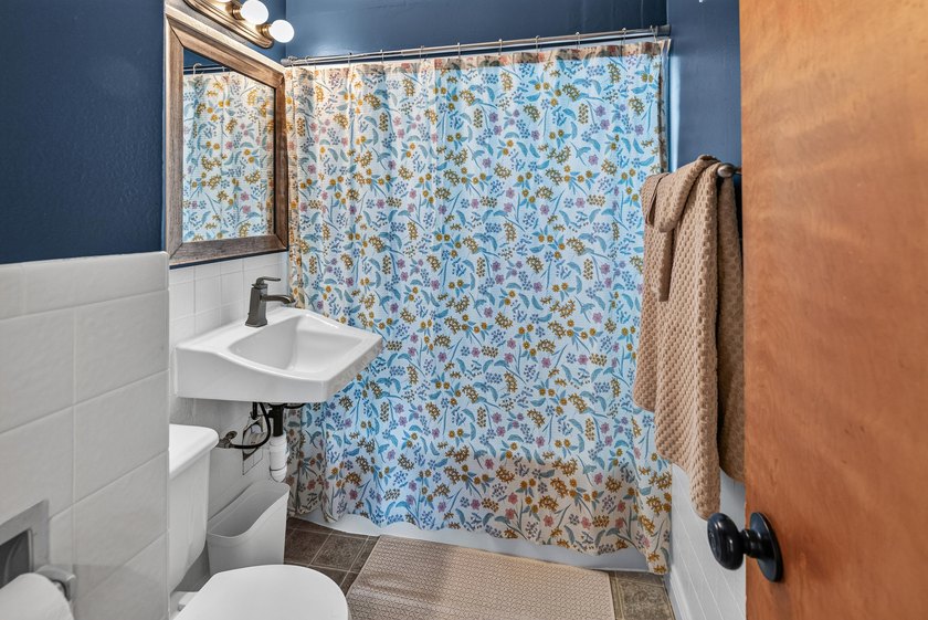 Charming 2BR ranch in the heart of St. Francis! Moments from the - photo 9