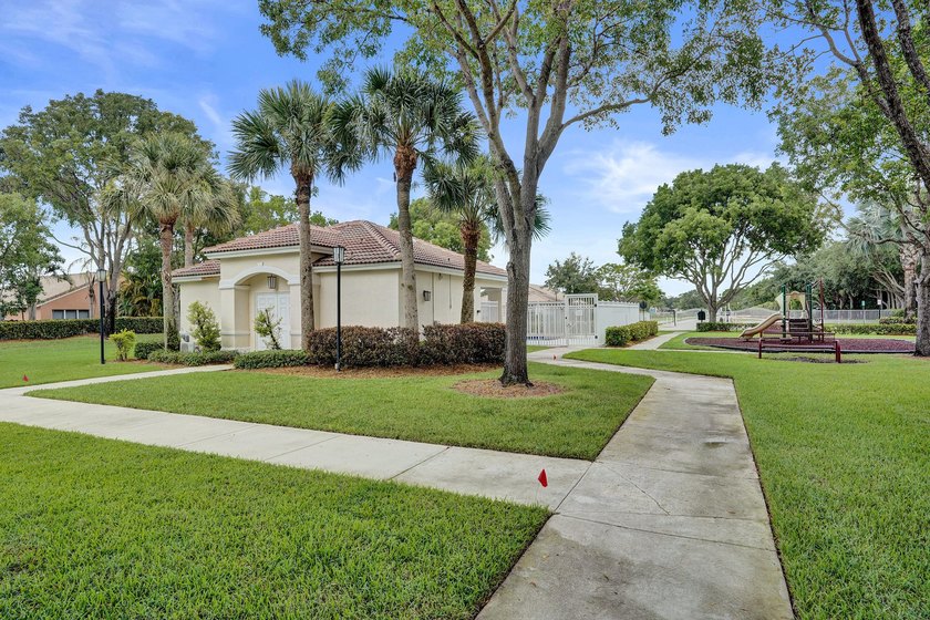True 3-br move-in ready, well-maintained townhome with tile - photo 26