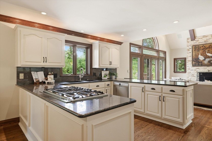 5 private wooded acres in the heart of Chenequa: this - photo 8