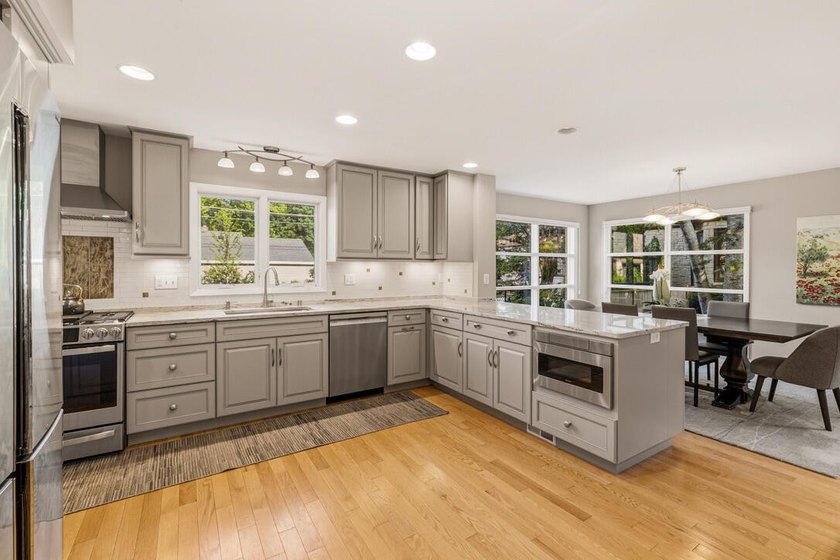Rare mid-century colonial--meaning larger windows and bright - photo 3
