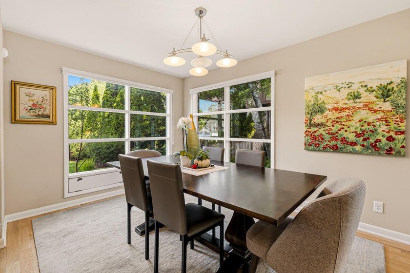 Rare mid-century colonial--meaning larger windows and bright - photo 5