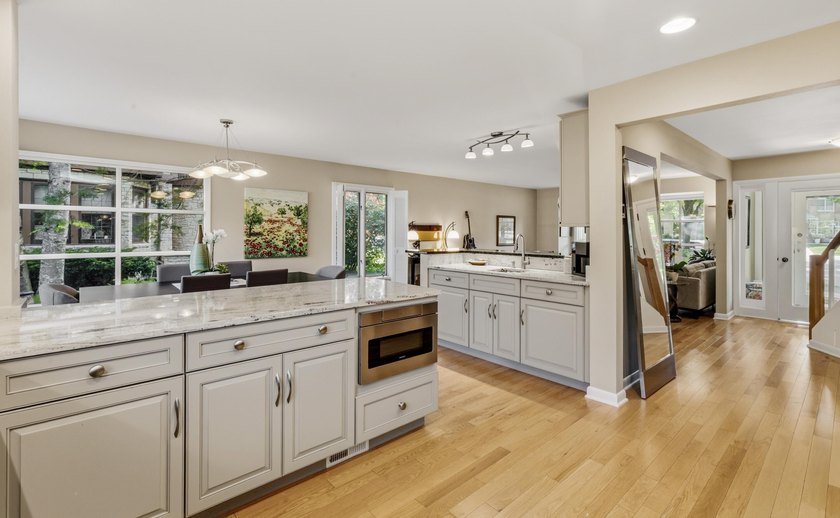 Rare mid-century colonial--meaning larger windows and bright - photo 6