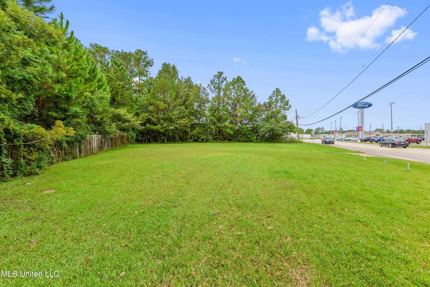 This property is located on the west exit of Interstate 1-10 in - photo 7