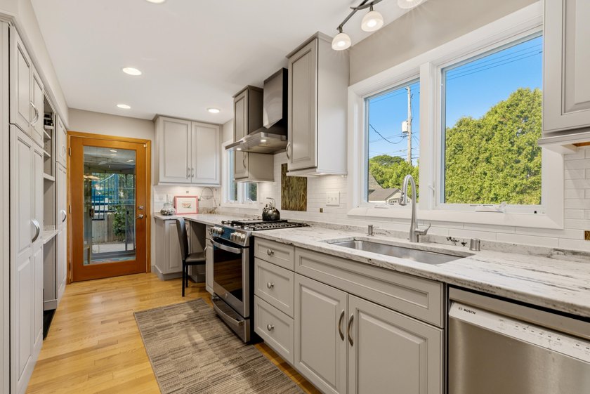 Rare mid-century colonial--meaning larger windows and bright - photo 8