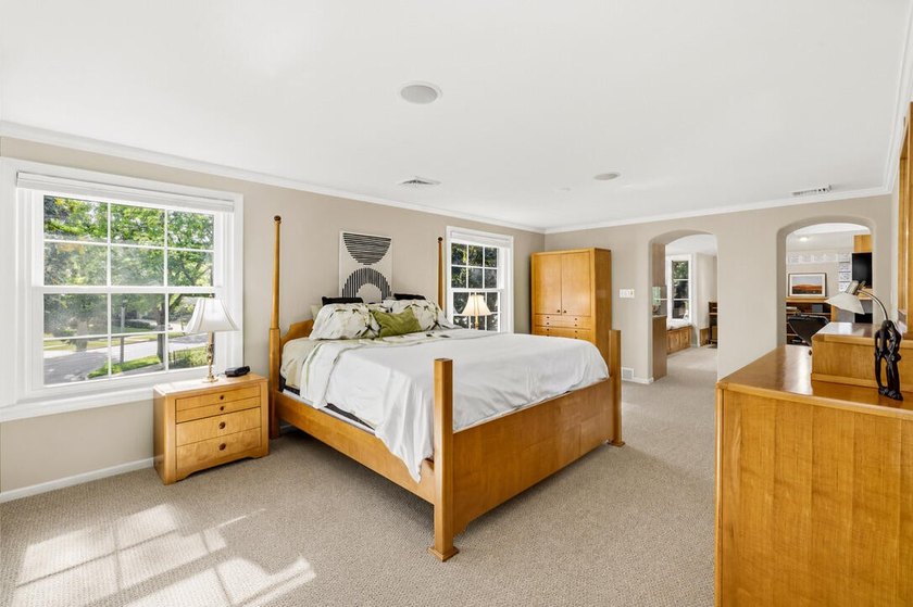 Rare mid-century colonial--meaning larger windows and bright - photo 9