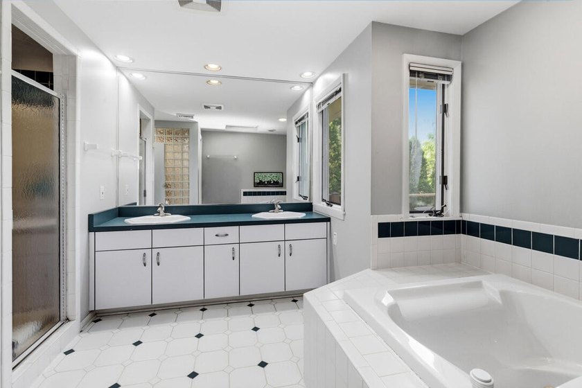 Rare mid-century colonial--meaning larger windows and bright - photo 10