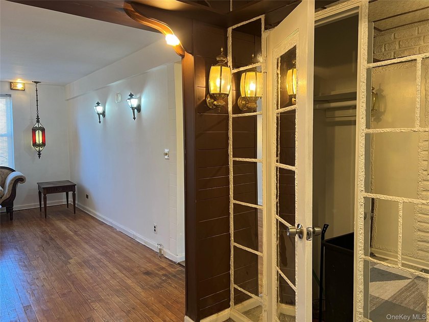 Welcome to this great option of one bedroom co-op apartment for - photo 3