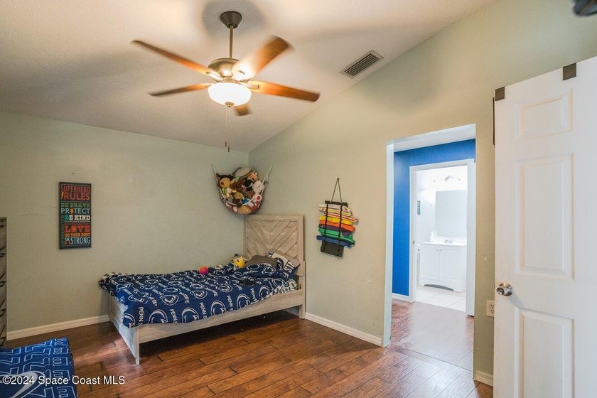 This stunning single-family home boasts 4 spacious bedrooms, 3 - photo 4