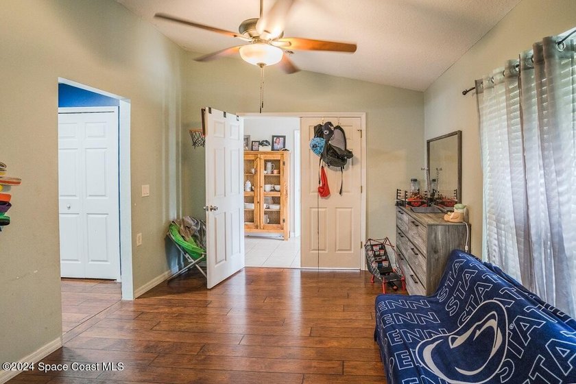 This stunning single-family home boasts 4 spacious bedrooms, 3 - photo 6