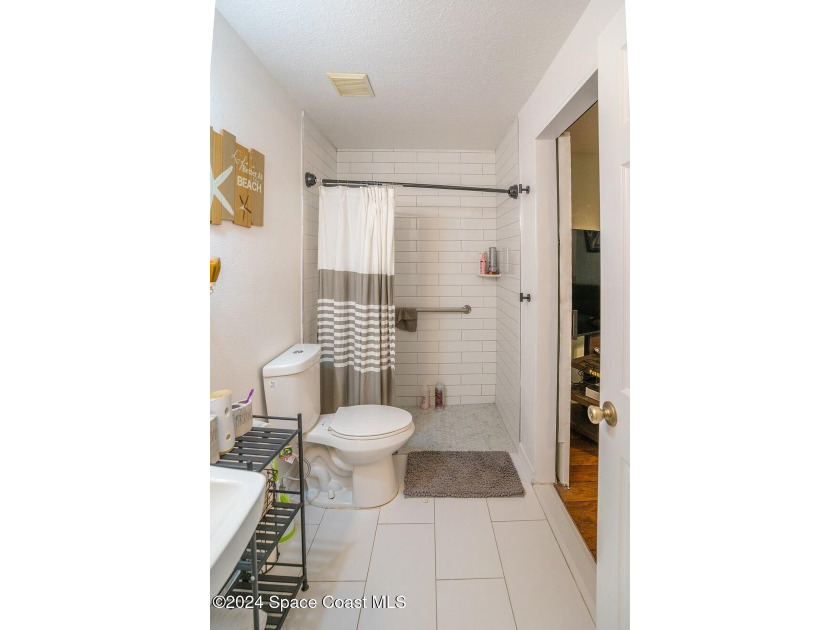 This stunning single-family home boasts 4 spacious bedrooms, 3 - photo 7