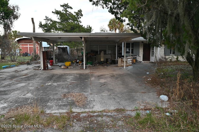 Short sale! Over 2,000 sq ft of living space with 3 bedrooms, 2 - photo 3