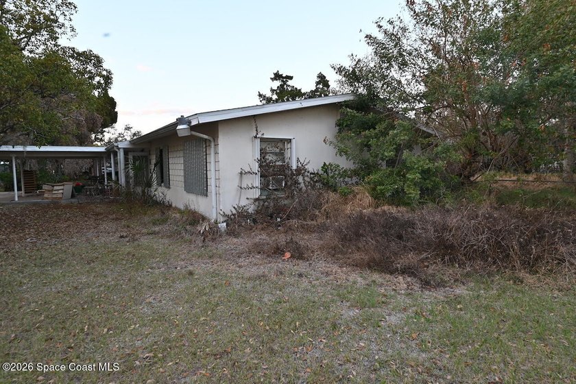 Short sale! Over 2,000 sq ft of living space with 3 bedrooms, 2 - photo 5