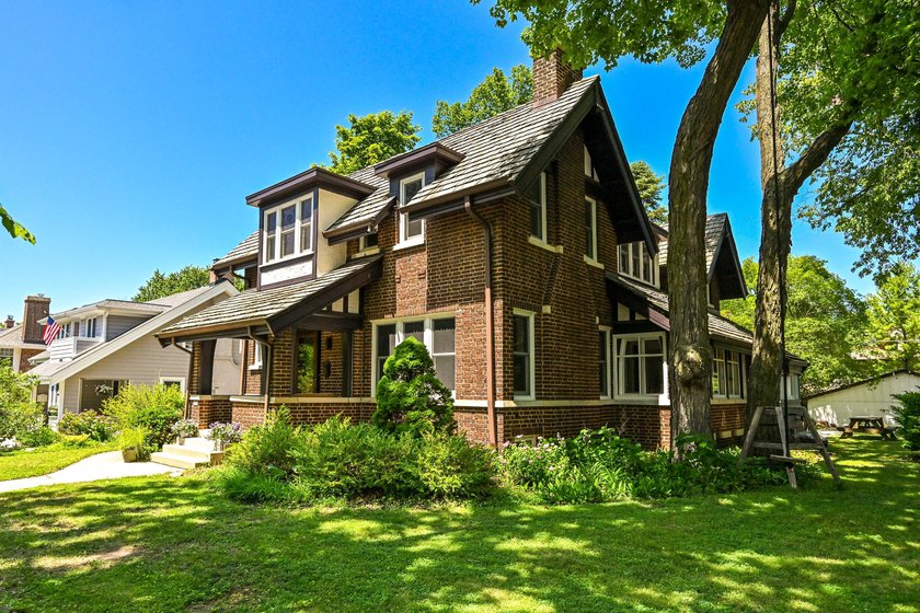 Charming Colonial with Arts &amp; Crafts flair on coveted Menlo - photo 2