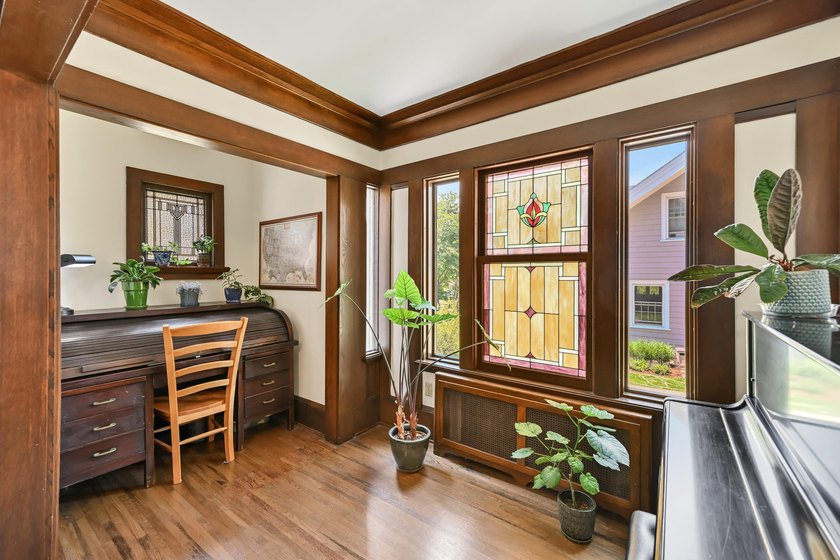 Charming Colonial with Arts &amp; Crafts flair on coveted Menlo - photo 4