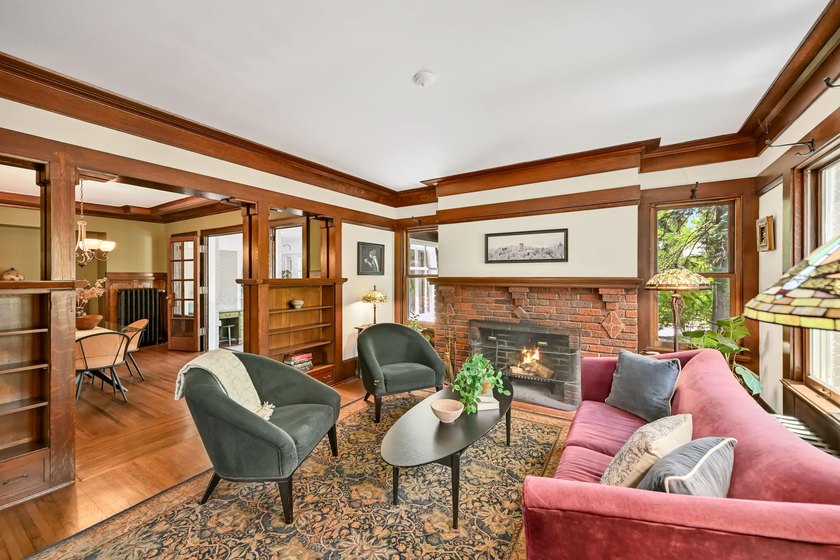 Charming Colonial with Arts &amp; Crafts flair on coveted Menlo - photo 5