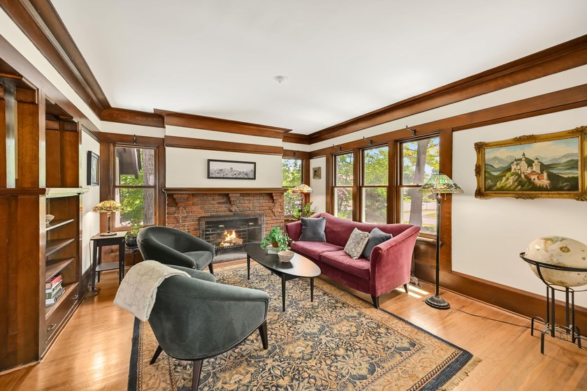 Charming Colonial with Arts &amp; Crafts flair on coveted Menlo - photo 6