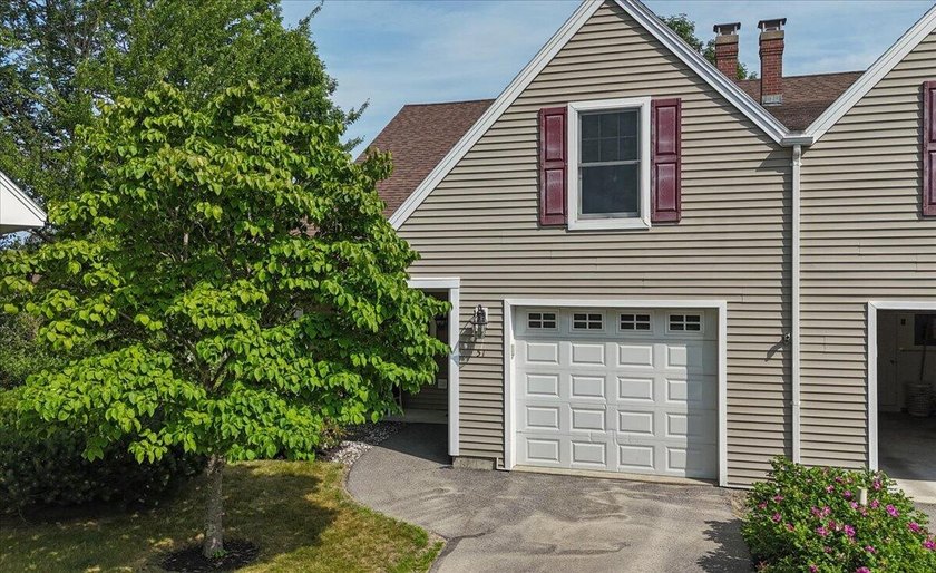 Located in Crosby Manor Estates, an established waterfront - photo 3