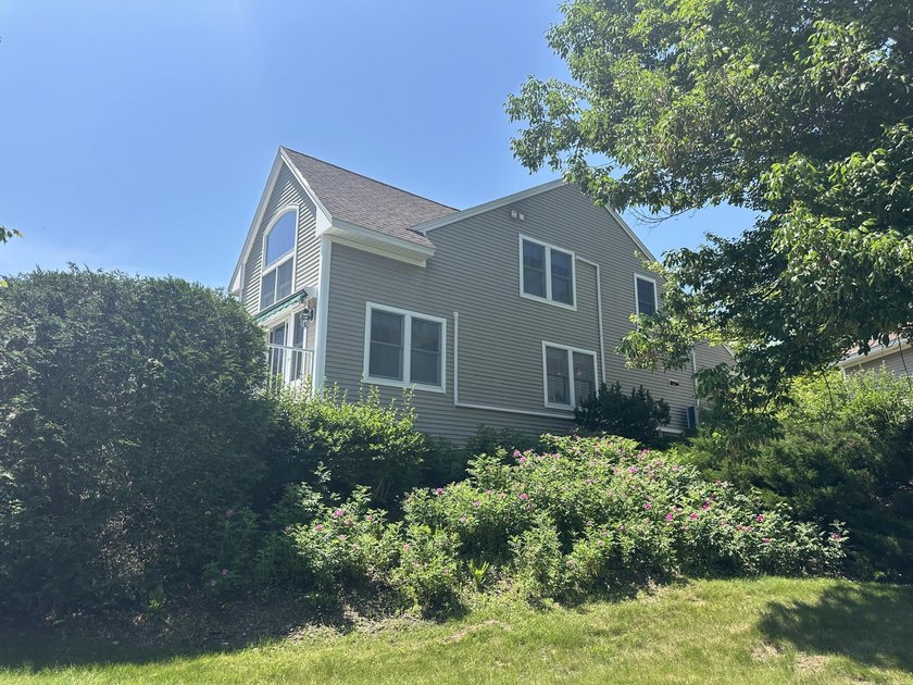 Located in Crosby Manor Estates, an established waterfront - photo 4