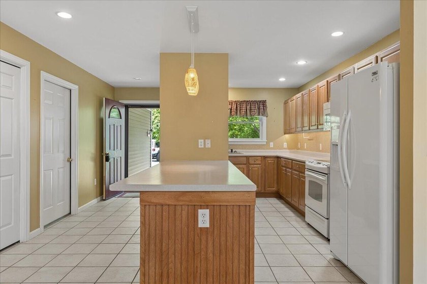 Located in Crosby Manor Estates, an established waterfront - photo 8