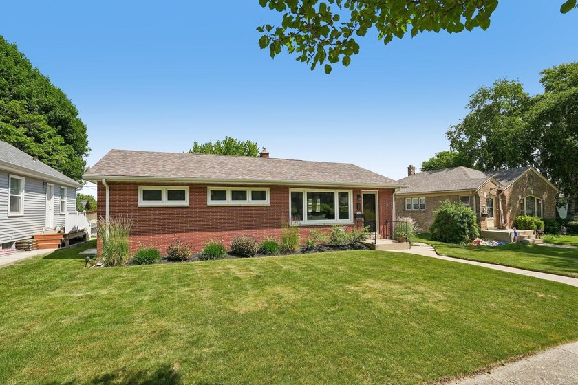 Welcome home to this impeccably maintained, low-maintenance - photo 3