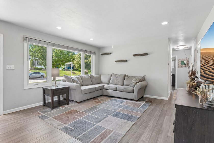 Welcome home to this impeccably maintained, low-maintenance - photo 6