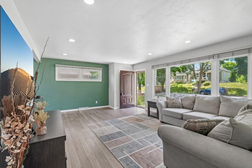Welcome home to this impeccably maintained, low-maintenance - photo 7
