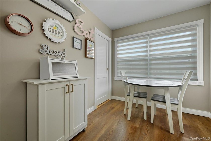 Welcome to this spacious and beautifully maintained stone-front - photo 12