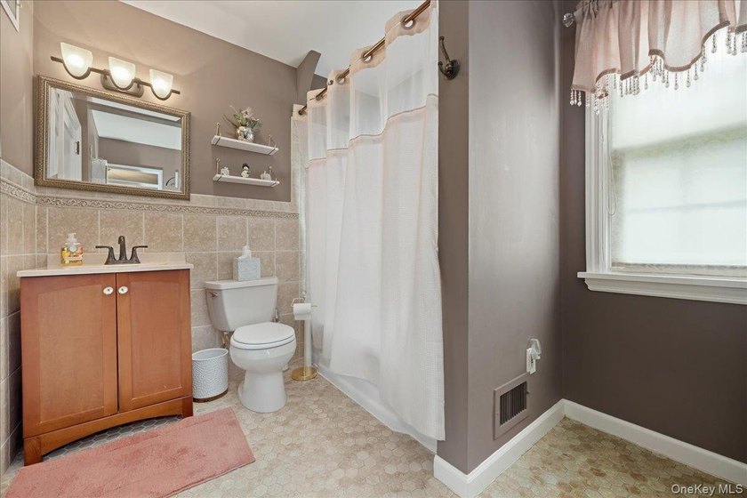 Welcome to this spacious and beautifully maintained stone-front - photo 15