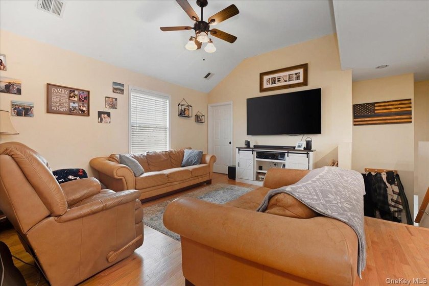 Welcome to this spacious and beautifully maintained stone-front - photo 18