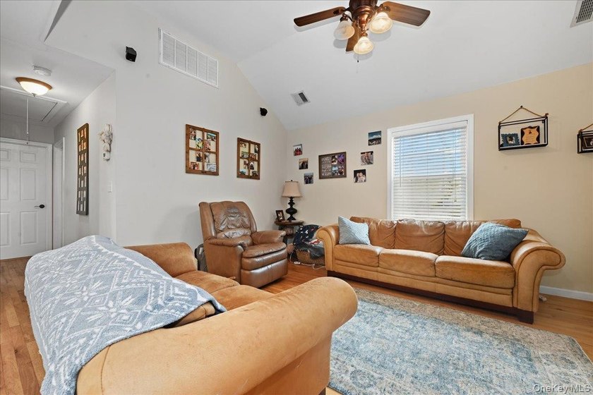 Welcome to this spacious and beautifully maintained stone-front - photo 19