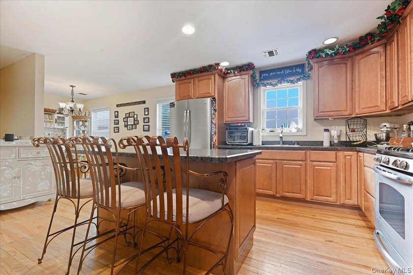 Welcome to this spacious and beautifully maintained stone-front - photo 20