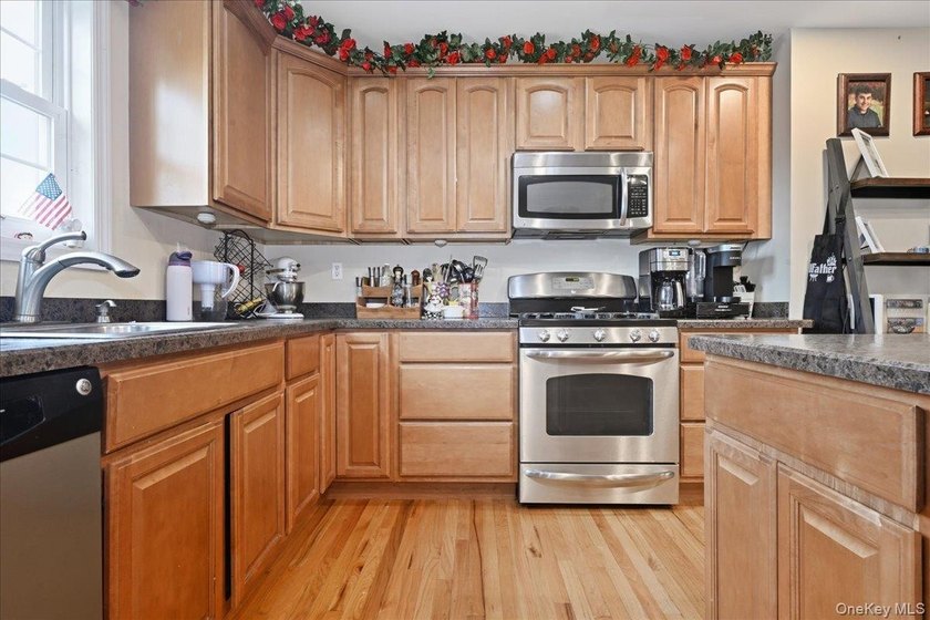 Welcome to this spacious and beautifully maintained stone-front - photo 21