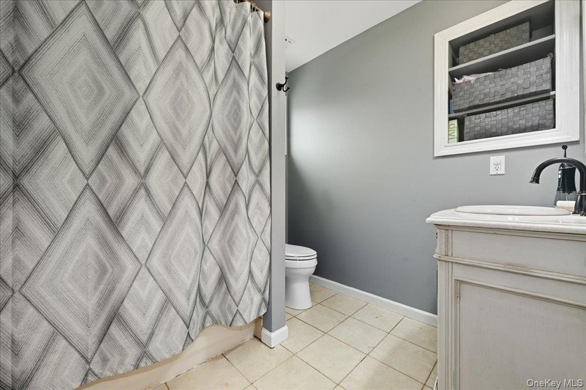 Welcome to this spacious and beautifully maintained stone-front - photo 26
