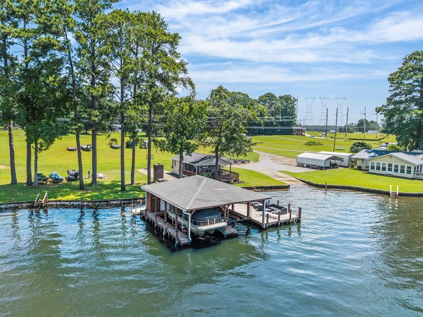 EXTRAORDINARY OPPORTUNITY TO OBTAIN OVER 4 ACRES OF PRIME LEVEL - photo 26