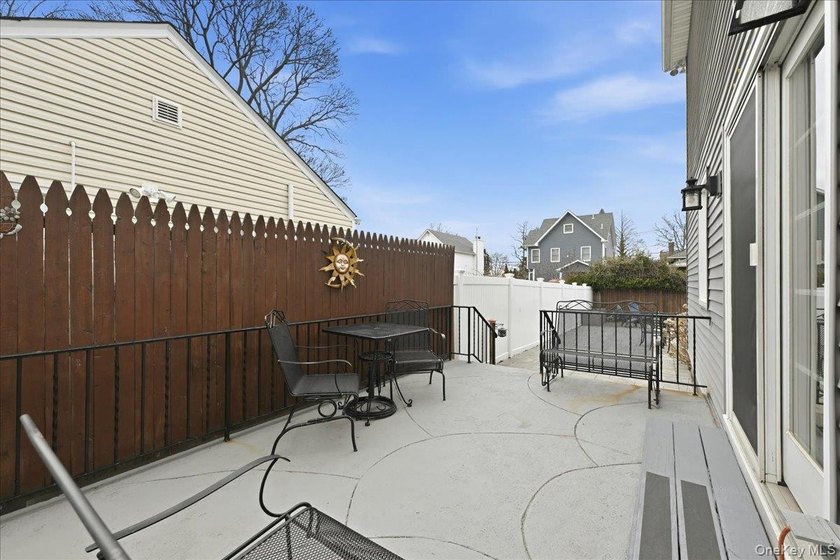 Welcome to this spacious and beautifully maintained stone-front - photo 32