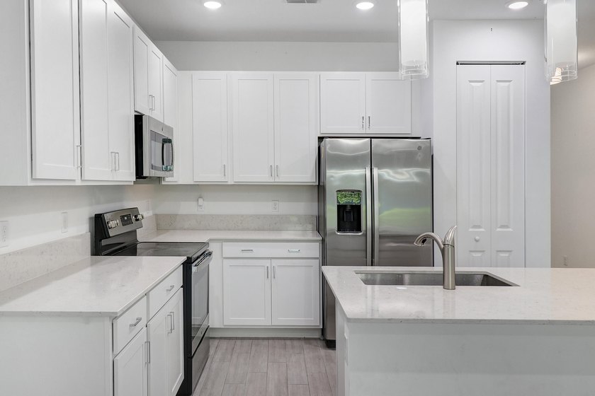 Near BRAND NEW modern 2-bedroom, 2-bathroom townhouse situated - photo 11