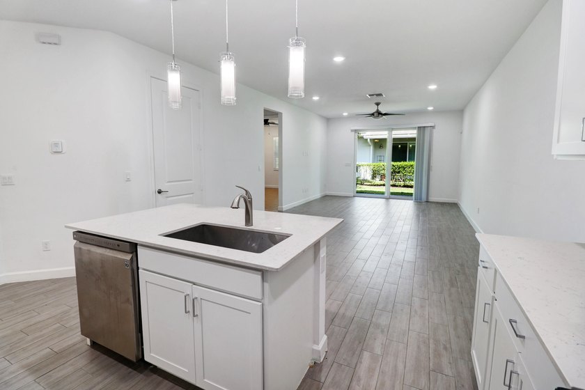 Near BRAND NEW modern 2-bedroom, 2-bathroom townhouse situated - photo 12