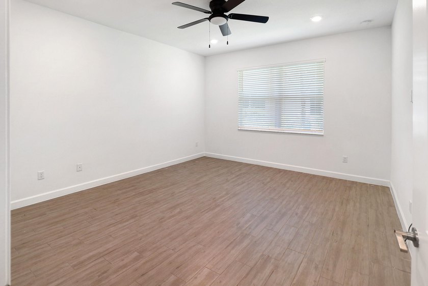Near BRAND NEW modern 2-bedroom, 2-bathroom townhouse situated - photo 13
