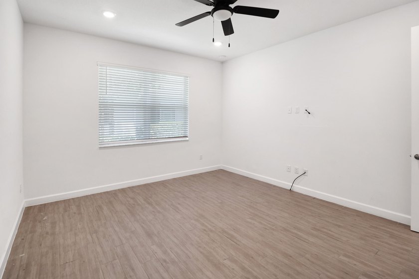 Near BRAND NEW modern 2-bedroom, 2-bathroom townhouse situated - photo 14