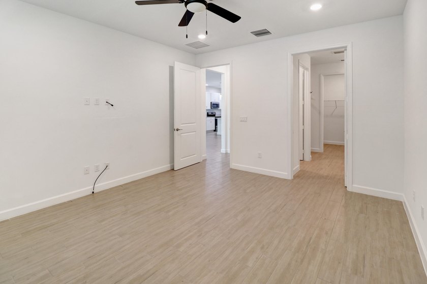 Near BRAND NEW modern 2-bedroom, 2-bathroom townhouse situated - photo 15