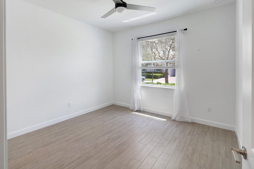 Near BRAND NEW modern 2-bedroom, 2-bathroom townhouse situated - photo 20