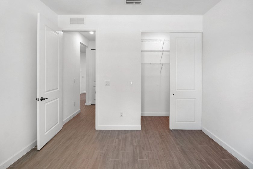 Near BRAND NEW modern 2-bedroom, 2-bathroom townhouse situated - photo 21