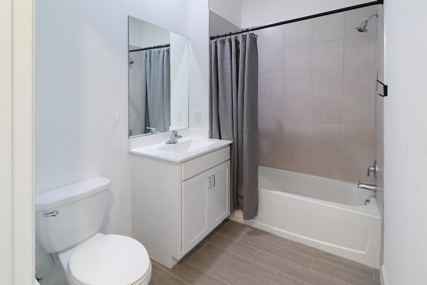 Near BRAND NEW modern 2-bedroom, 2-bathroom townhouse situated - photo 22