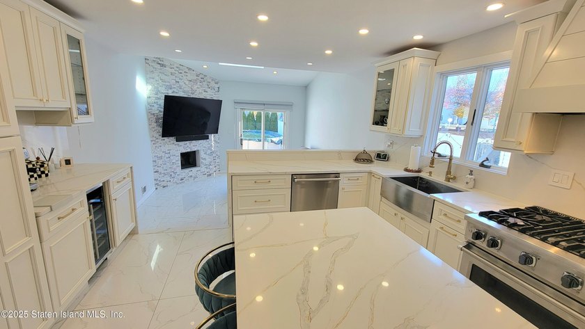Amazing opportunity to own this modern and fully upgraded - photo 22