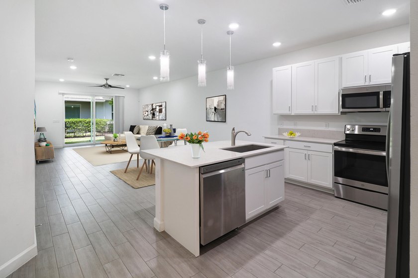 Near BRAND NEW modern 2-bedroom, 2-bathroom townhouse situated - photo 30