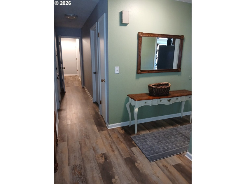 Completely renovated single-level coastal retreat with dual - photo 12
