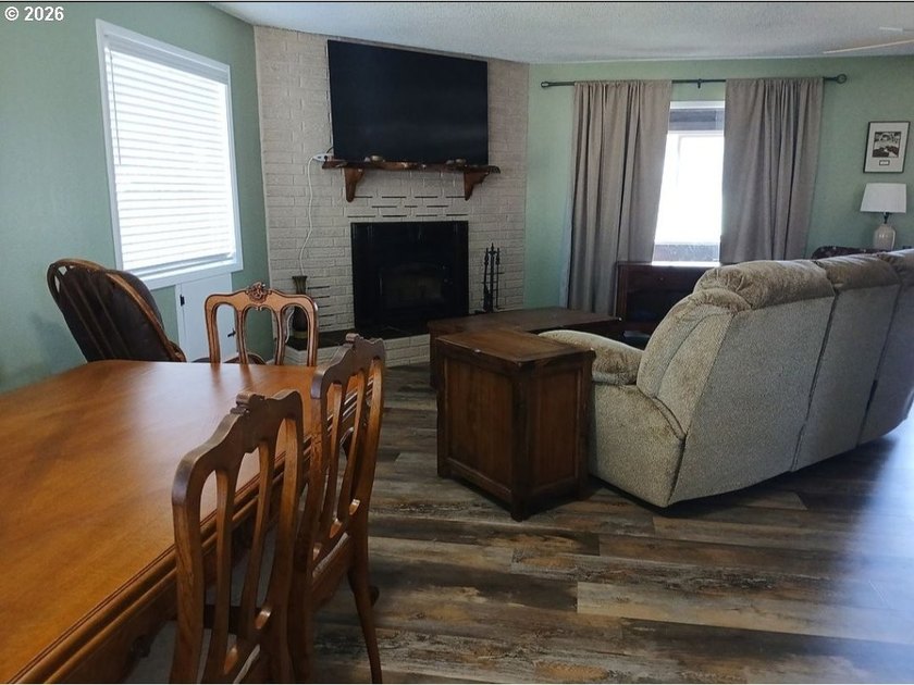 Completely renovated single-level coastal retreat with dual - photo 18